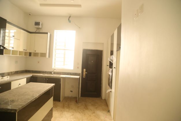 4bedroom semi-detached duplex.