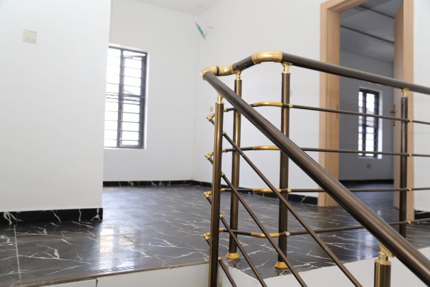 4bedroom semi-detached duplex.