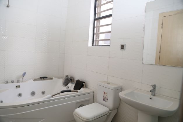 4bedroom semi-detached duplex.