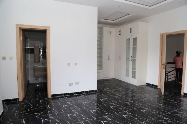 4bedroom semi-detached duplex.