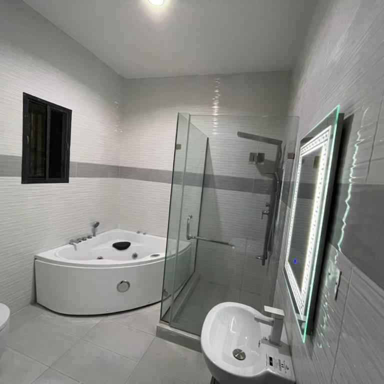 6 BEDROOM FULLY DETACHED DUPLEX