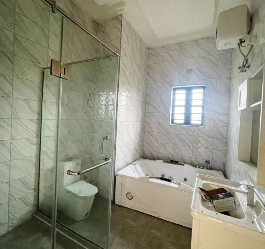 Spacious 5 Bedroom Detached Duplex with BQ