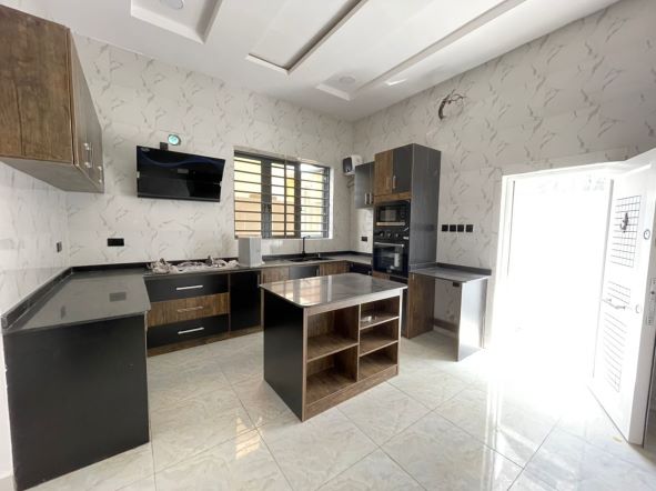 BEAUTIFUL 4 BED FULLY DETACHED DUPLEX WITH SWIMMING POOL