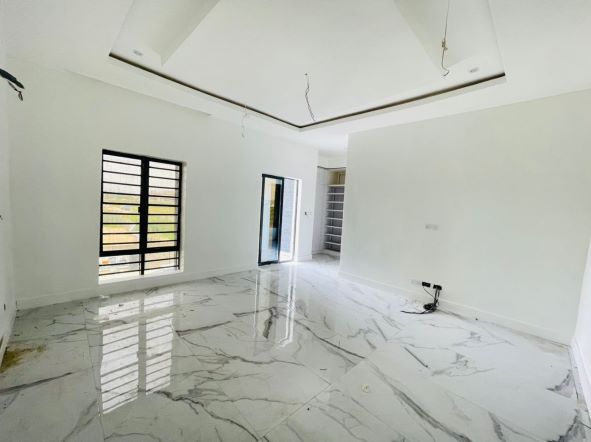 SUPERBLY FINISHED 4 BED SEMI-DETACHED DUPLEX