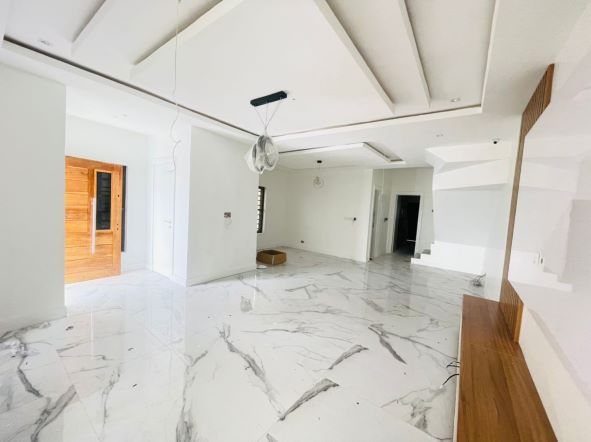 SUPERBLY FINISHED 4 BED SEMI-DETACHED DUPLEX