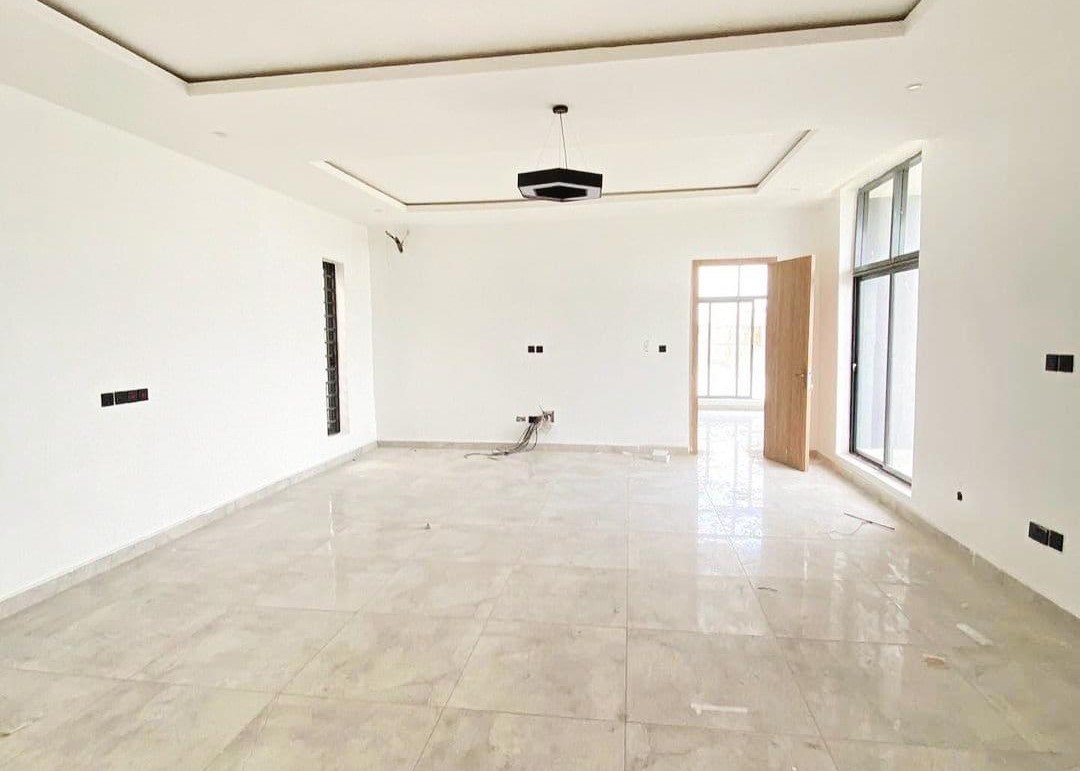 Spacious 5 Bedroom Detached Duplex with BQ