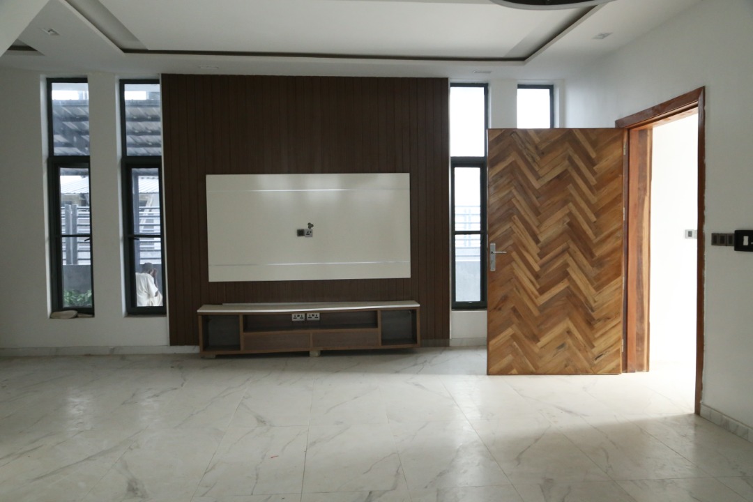 Luxury 5 bedroom fully detached duplex