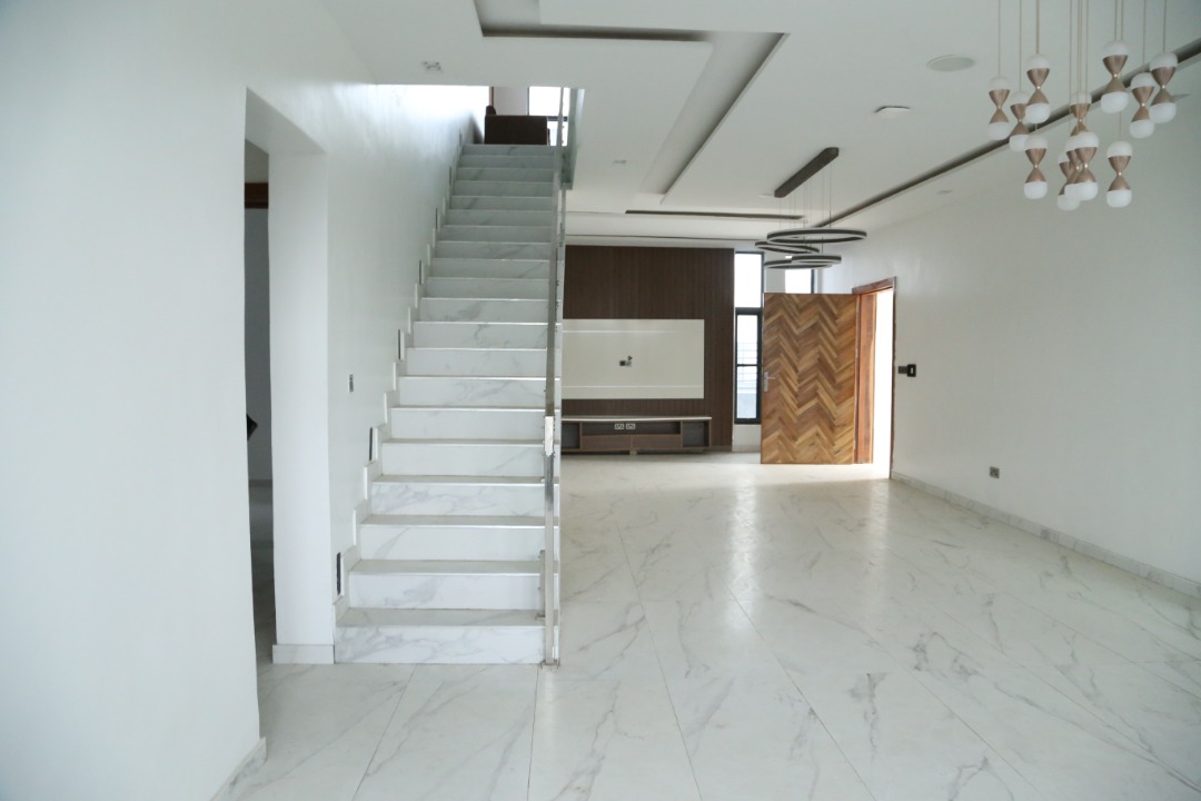 Luxury 5 bedroom fully detached duplex