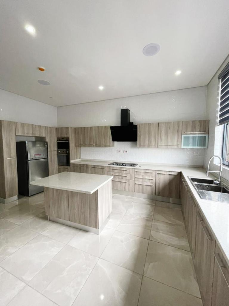 Luxury 5 Bedroom Apartment & Maisonette with BQ