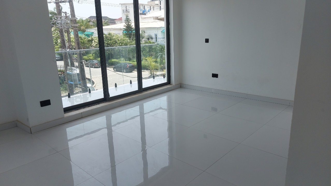 5 bedroom detached duplex with BQ