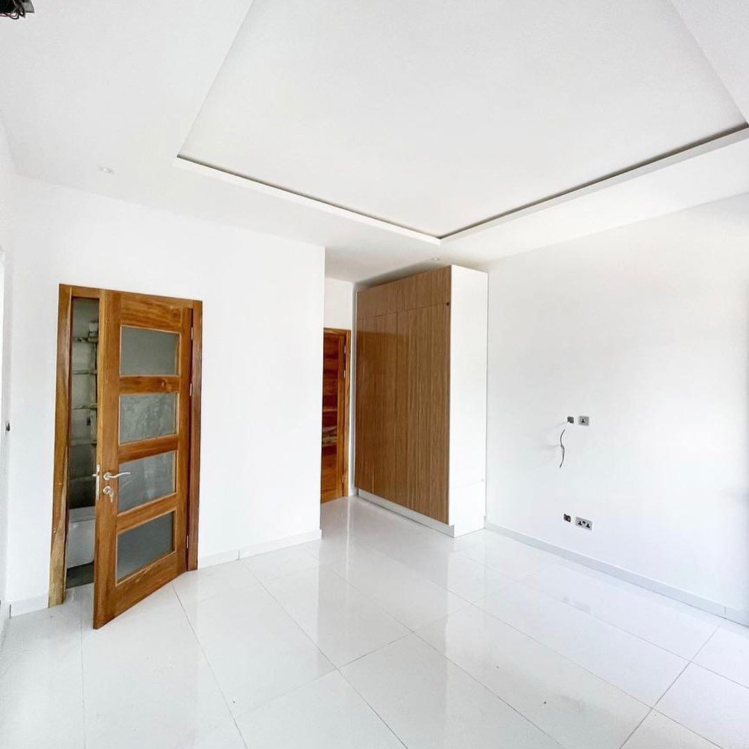 5 bedroom detached duplex with BQ