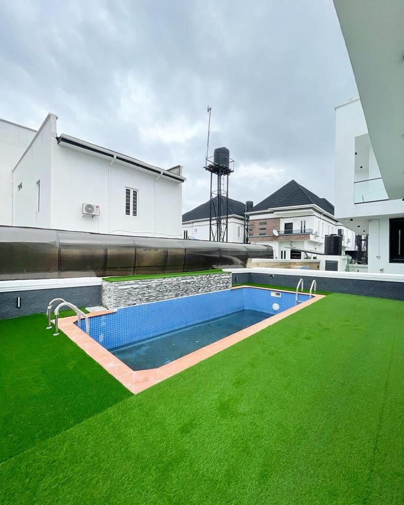 5 bedroom detached duplex with BQ