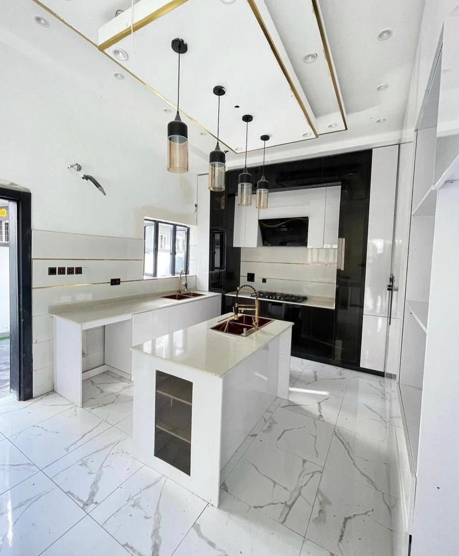 LUXURY 5BEDROOM FULLY DETACHED DUPLEX FOR SALE.