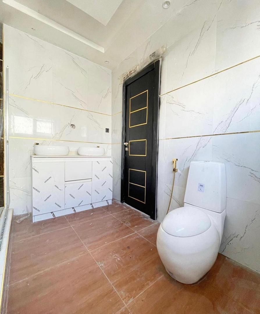 LUXURY 5BEDROOM FULLY DETACHED DUPLEX FOR SALE.