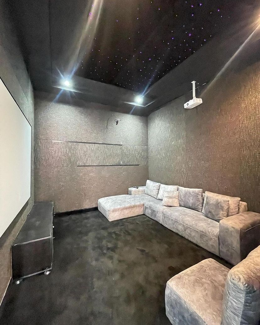 5BEDROOM CONTEMPORARY DETACHED DUPLEX FOR SALE.