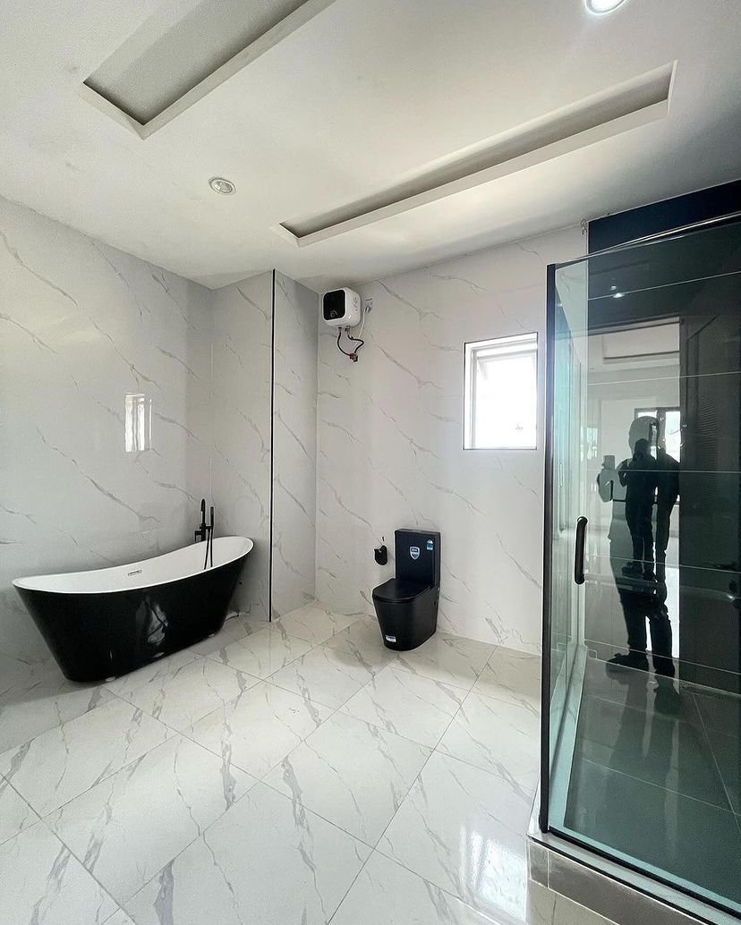 5BEDROOM CONTEMPORARY DETACHED DUPLEX FOR SALE.